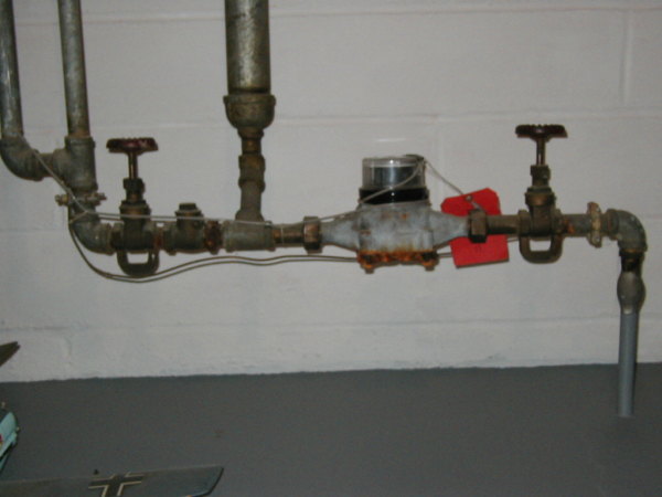 A pipe connected to two pipes with valves attached.
